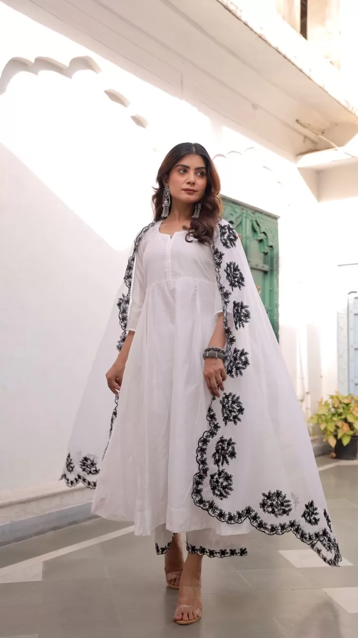 White Muslin Three Kali Kurta Set with embroidered Work Organza Dupatta